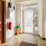 Pretty In With Courtyard Дом отдыха
