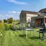Дом отдыха Pretty In With Courtyard *