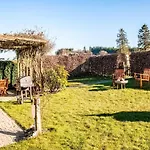 Pretty In With Courtyard * Уффализ