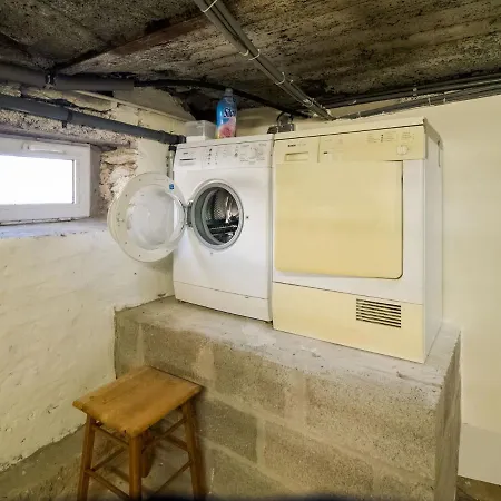 Pretty In With Courtyard *