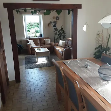 Pretty In With Courtyard Holiday home